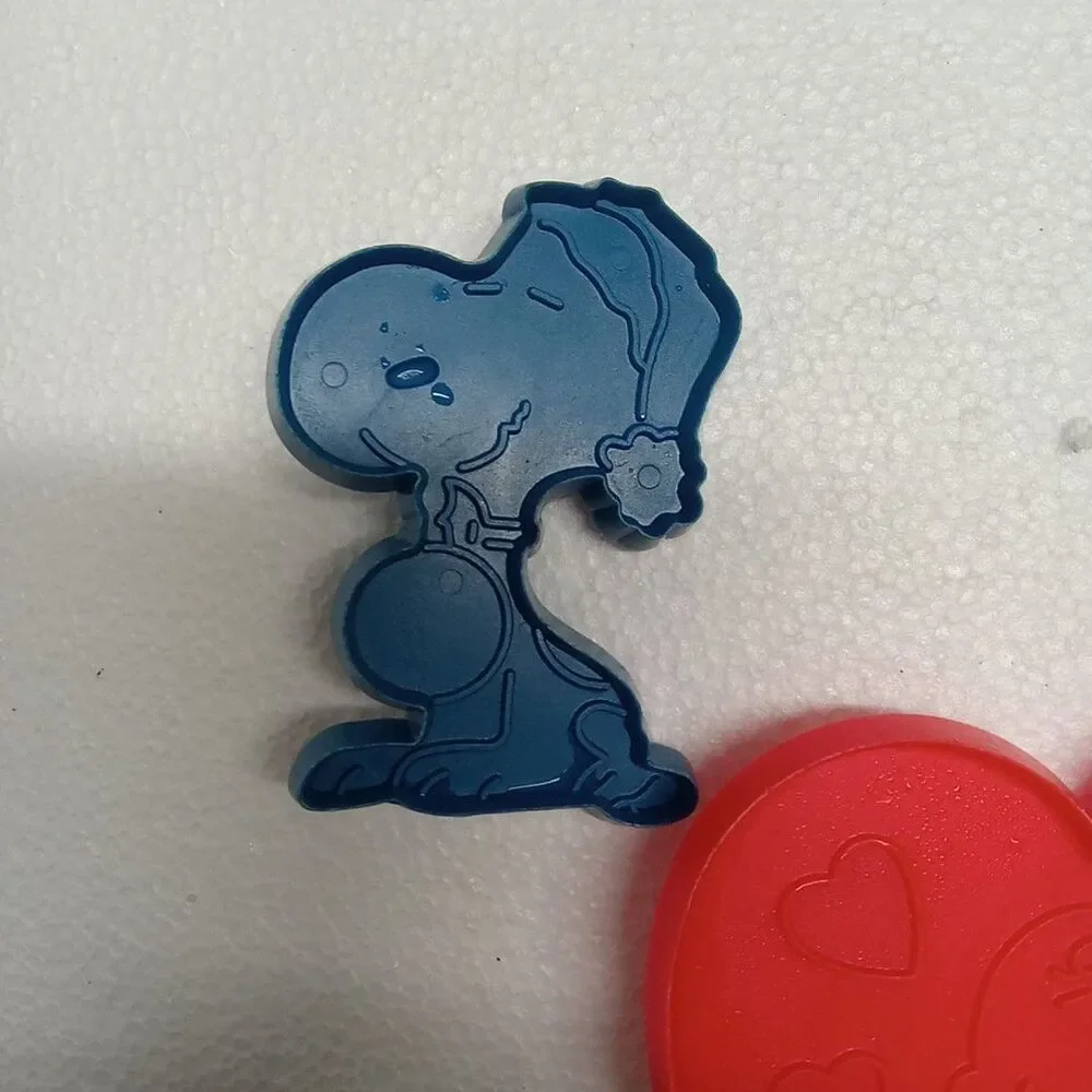 Vintage LOT OF 4 SNOOPY COOKIE CUTTERS Peanuts Plastic  lot 3